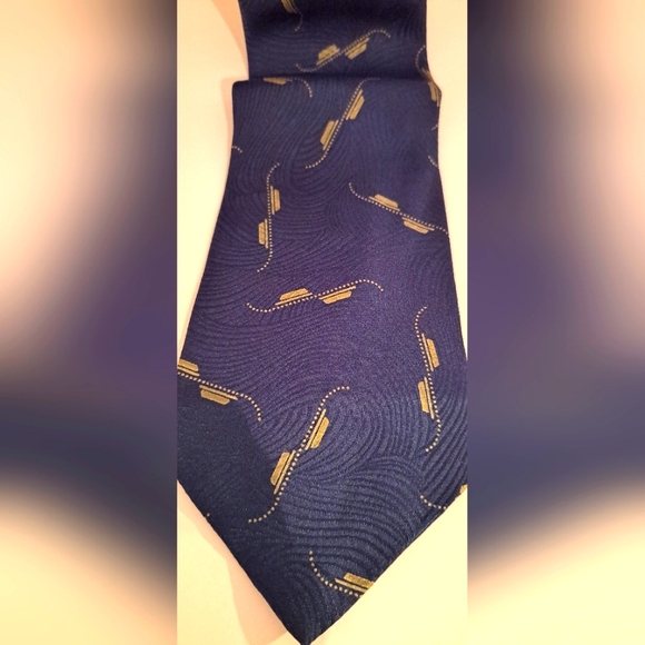 Giorgio Armani Mens Tie. 100% Silk. Blue with gold geometrical design. - Picture 10 of 11